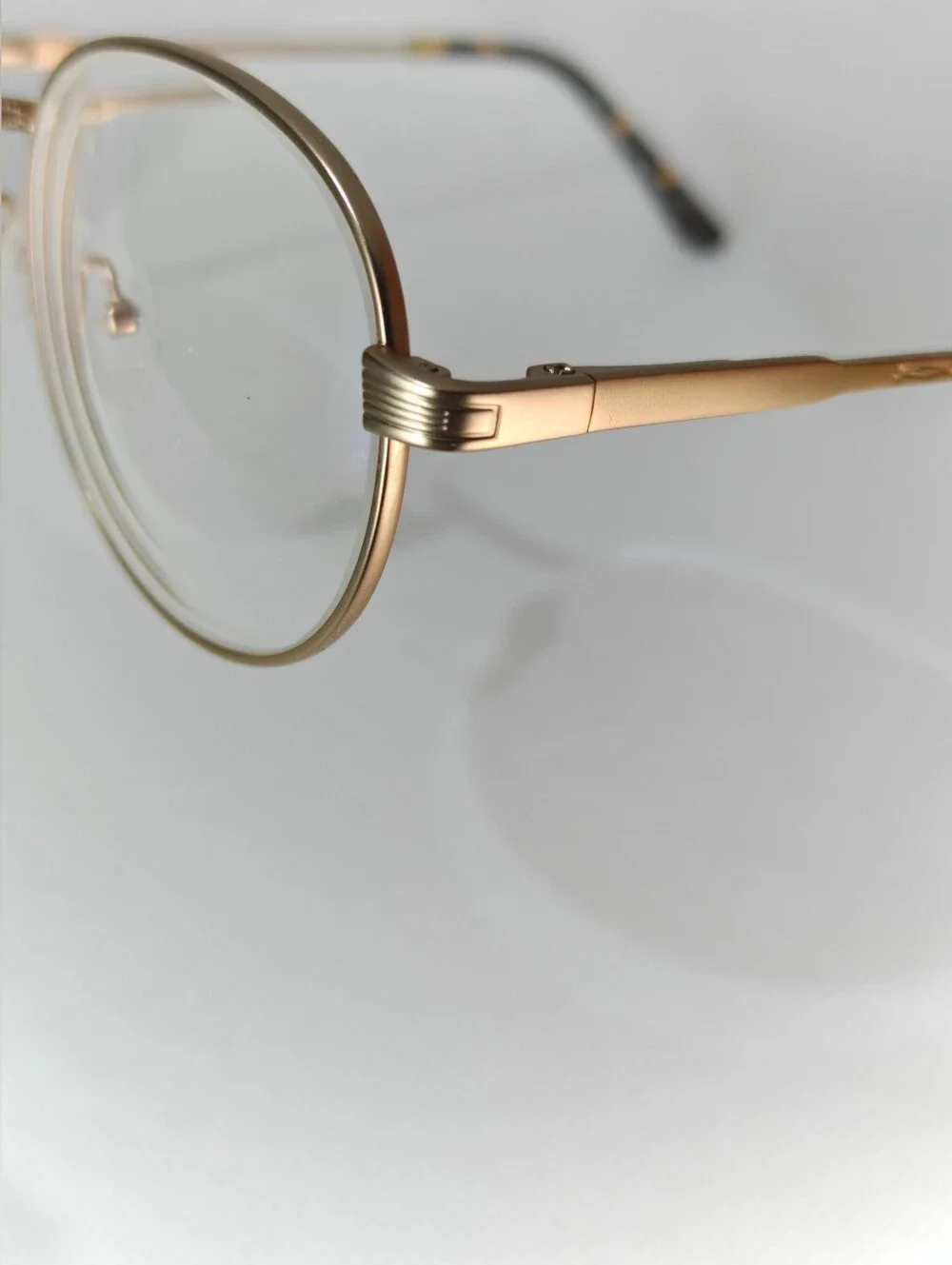 Belleville. Gold Metal Round. Eyeglasses - Classic Frame.